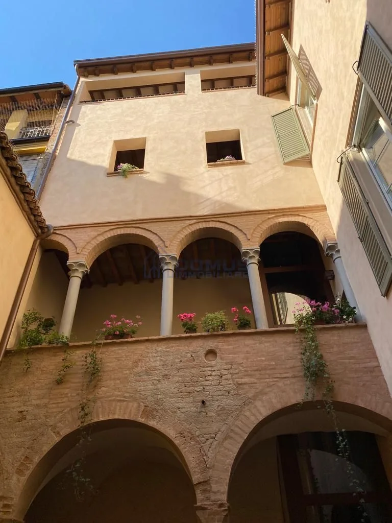 Palazzo - Edificio in Vendita Centro Storico Reggio Emilia - foto 1